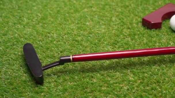 Mini équipement de jeu de golf sur fond d'herbe gros plan — Video