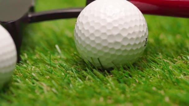 Mini equipamento de jogo de golfe no fundo grama close-up — Vídeo de Stock