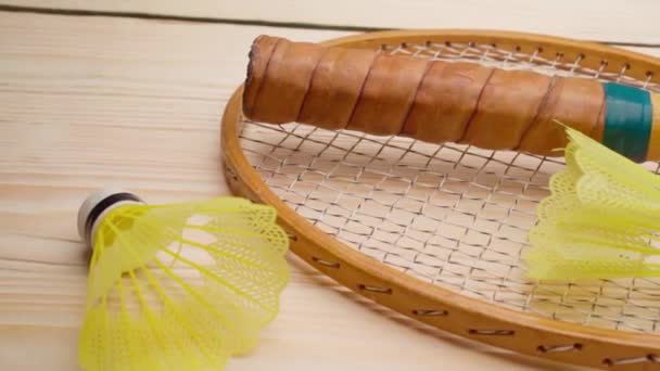 Raquettes et navettes Badminton sur fond bois close up — Video