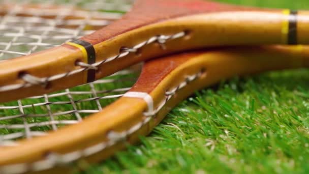 Närbild av badminton racketar som ligger på gräs — Stockvideo