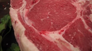 Baharatlı ve baharatlı çiğ biftek.