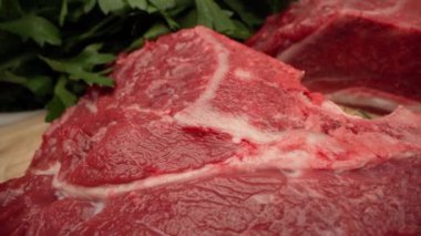 Baharatlı ve baharatlı çiğ biftek.