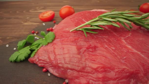 Filet de boeuf cru viande sur planche de bois fermer — Video