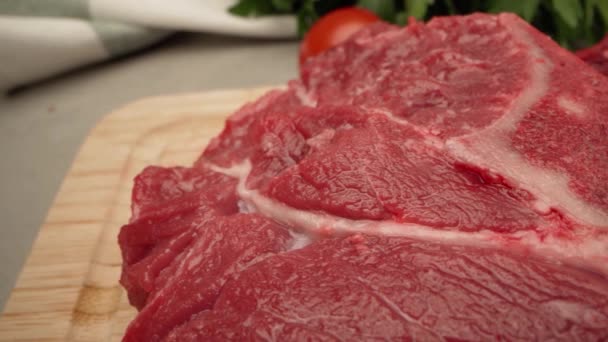 Steak de bœuf cru avec épices et assaisonnement en gros plan — Video