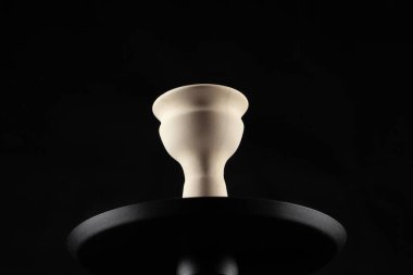 Siyah arka planda seramik tütün kasesi