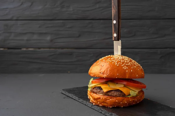 Νόστιμο burger σε μαύρο ξύλινο φόντο από κοντά — Φωτογραφία Αρχείου