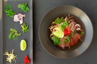 Asya çorbası, domuz eti ve erişteli Ramen, gri arka planda.