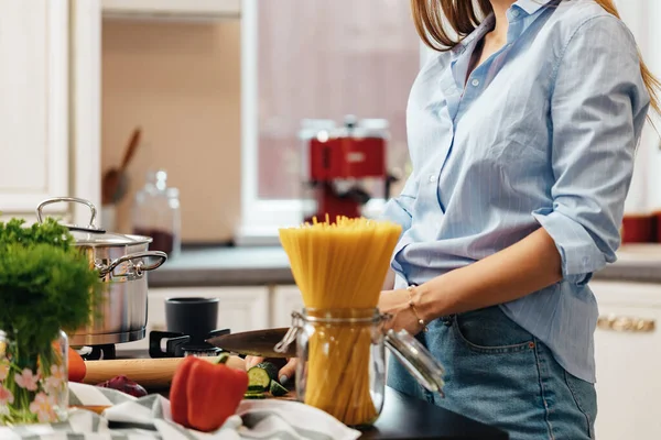 Mulher irreconhecível cozinhar em sua cozinha de perto — Fotografia de Stock