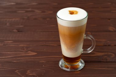 Masada bir fincan sıcak kahve.