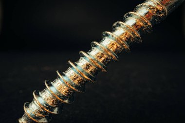 Siyah arkaplanda demir vidalar. Yakın plan.