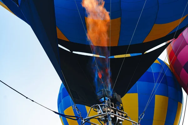 Nahaufnahme: Heißluftballon bereitet sich auf den Flug vor — Stockfoto