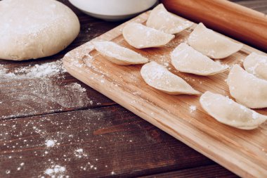 Tahtaya çiğ doldurulmuş Rus köftesi.