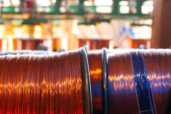 Kołowrotki z drutu miedzianego w fabryce kabli — Zdjęcie stockowe