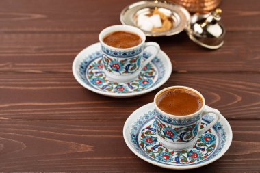 Geleneksel Türk kahvesi doğu mutfağından. Yakın çekim.