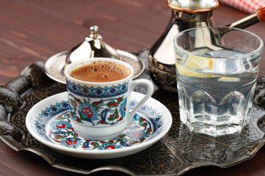 Doğu usulü bir fincan kahve, metal tepside.