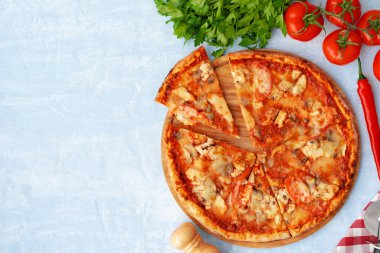 Tavuk ve mantarlı lezzetli pizza.