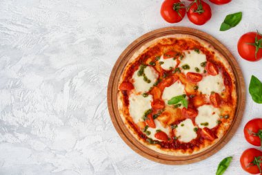 Gri yüzeyde pizza Margherita manzarası