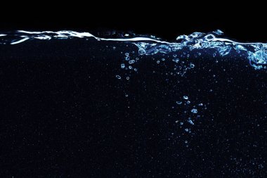 Akvaryumda su sıçraması siyah arkaplanda izole edilmiş.