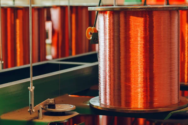 Carretes de alambre de cobre en fábrica de cable de cerca — Foto de Stock