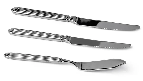Набор серебряных столовых ножей изолирован на белом — стоковое фото