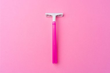 Pembe arka plan görünümünde tek kullanımlık tıraş bıçağı