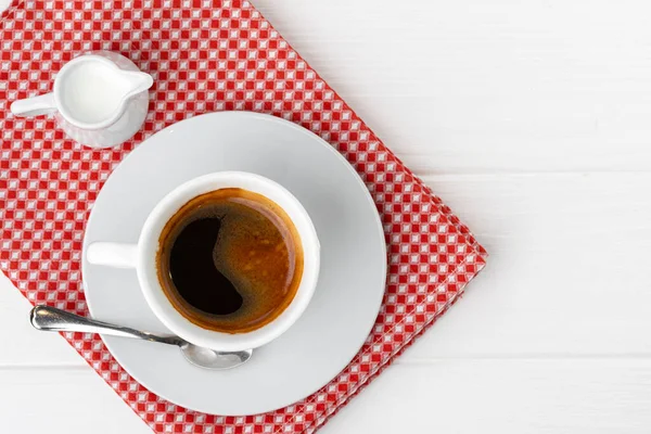 Чашка кофе эспрессо на блюдце крупным планом — стоковое фото