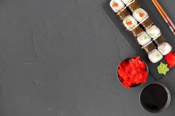 Maki Sushi auf schwarzem Steinteller von oben — Stockfoto