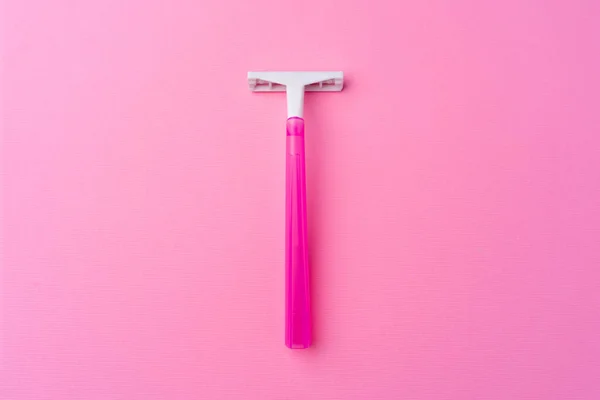 粉色背景顶视图上的一次性剃须刀 — 图库照片