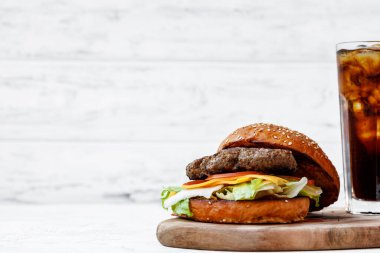 Ahşap tahtada taze pişmiş hamburger.