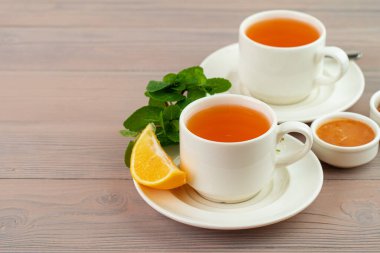 Limon ve nane ile servis edilen çay.