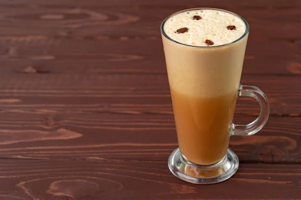 Xícara de café quente latte na mesa — Fotografia de Stock