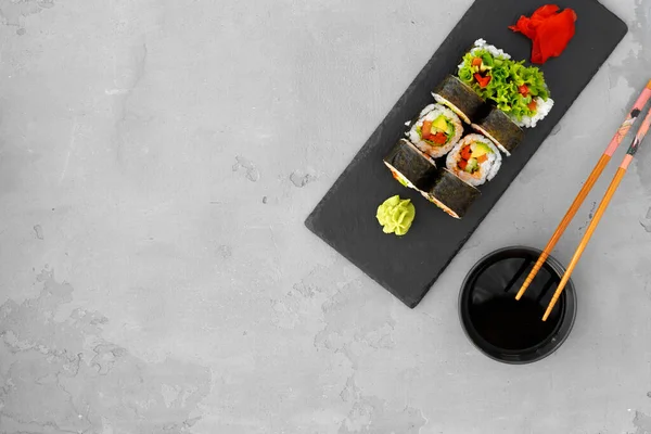 Vegetariánský sushi roll se zeleninou na šedém pozadí — Stock fotografie