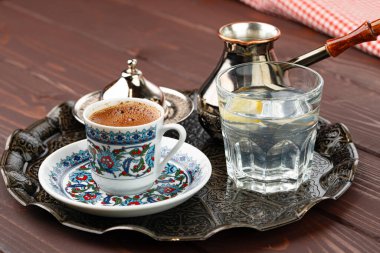 Doğu usulü bir fincan kahve, metal tepside.