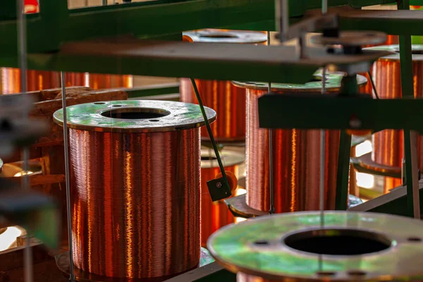 Carretes de alambre de cobre en fábrica de cable de cerca — Foto de Stock