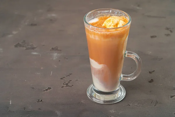 Café Affogato con helado servido en vaso —  Fotos de Stock