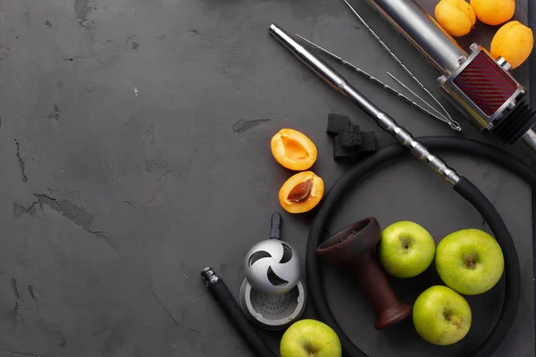 Hakenpfeife und Schaft mit Früchten auf grauem Hintergrund — Stockfoto