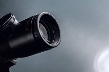 Siyah arka planda siyah tüfekli optik görüş