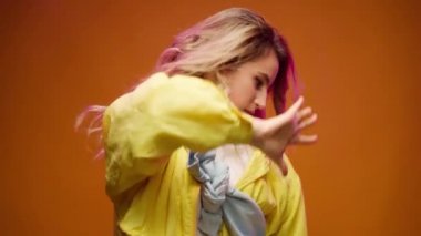 Sarı arka planda şık genç bir kadın