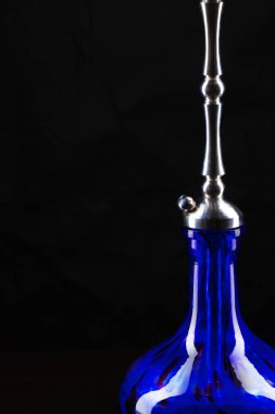 Siyah arka planda modern nargileyi kapat