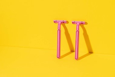 Sarı renkli tek kullanımlık tıraş aletlerinin stüdyo çekimi