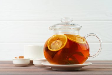 Siyah çay ve narenciye parçalı cam çaydanlık.