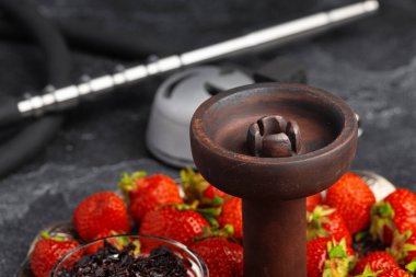 Boş nargile şaftı masaya yakın taze meyve ile