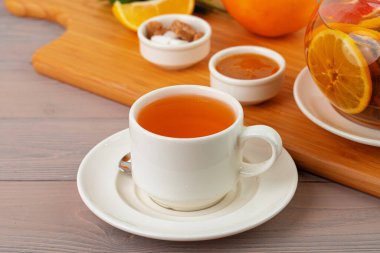 Limon ve nane ile servis edilen çay.