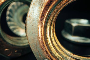 Siyah arkaplanda metal fındık kapat