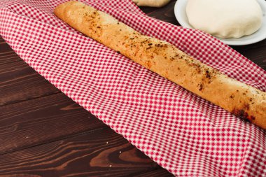 Kahverengi tahta üzerinde baget ekmeği yakın.