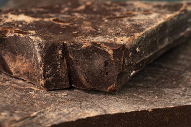 Doğal siyah çikolata parçaları. Yaklaş.