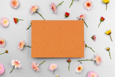 Kopya alanı ve çiçek tomurcukları olan boş kağıt