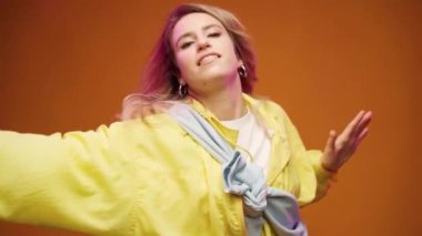 Sarı arka planda şık genç bir kadın