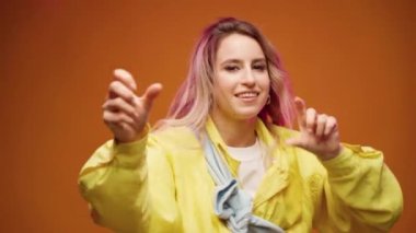 Sarı arka planda şık genç bir kadın