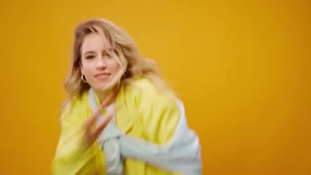 Femme danseuse professionnelle dansant en studio sur fond jaune — Video